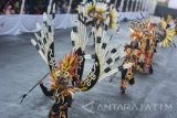 Peserta anak - anak mengikuti Jember Fashion Carnaval (JFC) Kids di Jember, Jawa Timur, Kamis (10/8). JFC Kids merupakan rangkaian JFC ke-16 dengan tema 'Victory', yaitu menampilkan 10 tema unik perjalanan JFC. 
Antara Jatim/Seno/zk/17.