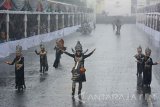 Peserta anak - anak mengikuti Jember Fashion Carnaval (JFC) Kids di Jember, Jawa Timur, Kamis (10/8). JFC Kids merupakan rangkaian JFC ke-16 dengan tema 'Victory', yaitu menampilkan 10 tema unik perjalanan JFC. 
Antara Jatim/Seno/zk/17.