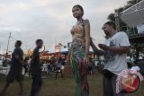 Seniman melukis pada tubuh seorang model saat lomba 'Body Painting' pada kegiatan Sanur Village Festival 2017 di Sanur, Bali, Jumat (11/8). Kegiatan bertema Bhinneka Tunggal Ika tersebut menampilkan berbagai ide kreatif bidang seni budaya, olah-raga, peduli lingkungan dan kuliner untuk meningkatkan sektor pariwisata. Antara Bali/Nyoman Budhiana/i018/2017.