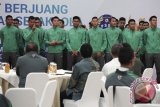 Para main Timnas Indonesia U-22 mengikuti pelepasan oleh PSSI di Jakarta, Kamis (10/8/2017). Timnas U-22 akan berlaga pada SEA Games XXIX-2017 di Kuala Lumpur, Malaysia, dengan target mendapatkan medali emas. (ANTARA FOTO/Wahyu Putro A)