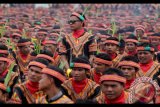 Warga dari berbagai komponen masyarakat, PNS, anggota TNI/Polri, pelajar bersiap-siap menampilkan tarian tradisional Saman saat gladi di stadion Seribu Bukit, Kabupaten Gayo Lues, Aceh, Sabtu (12/8). Tarian massal Saman yang telah menjadi warisan budaya dunia akan diikuti 10.001 penari pada 13 Agustus 2017. Antara Foto/Irwansyah Putra/nym/2017.