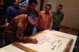 Vice Presiden Direktur PT TATA membubuhkan tanda tangan nota kesepahaman dengan PT AKR Surabaya Land Corporindo yang merupakan bagian dari AKR Land, di Surabaya, Sabtu (12/8). PT AKR Surabaya Land Corporindo bekerja sama dengan  TATA akan membangun tower pertama dari AKR Signature Gallery, One AKR Signature Gallery di 