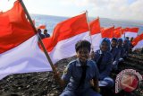 Sejumlah pelajar sata membawa bendera merah putih di Pantai Watu Dodol, Banyuwangi, Jawa Timur. Ratusan siswa pelayaran dan kelautan tersebut merayakan HUT Ke-72 Indonesia tahun 2017 dengan mengibarkan bendera merah putih di pantai. (ANTARA FOTO/Budi Candra Setya/Dok).