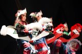 Beberapa penari cilik menarikan Tarian Kuda Gepang yang menjadikan rangkaian penampilan Karaminan Banua 2017 di Balairungsari Taman Budaya Kalsel, Jumat (11/8). Foto Antaranews Kalsel/Herry Murdy Hermawan