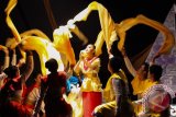Salah satu lakon teater Pandawa dalam rangkaian Karasminan Banua 2017 di Balairungsari Taman Budaya Kalsel, Jumat (11/8). Foto Antaranews Kalsel/Herry Murdy Hermawan 