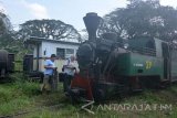 Dua wisatawan asing mengamati lokomotif uap di Pabrik Gula (PG) Semboro, Jember, Jawa Timur, Sabtu (12/8). PT Perkebunan Nusantara XI, PG Semboro menjual paket wisata menggunakan lokomotif uap Rp.200.000 per orang dengan mengelilingi areal perkebunan tebu sepanjang 30 Km.
Antara Jatim/Seno/zk/17.