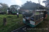 Wisatawan asing menaiki lokomotif uap di Pabrik Gula (PG) Semboro, Jember, Jawa Timur, Sabtu (12/8). PT Perkebunan Nusantara XI, PG Semboro menjual paket wisata menggunakan lokomotif uap Rp.200.000 per orang dengan mengelilingi areal perkebunan tebu sepanjang 30 Km.
Antara Jatim/Seno/zk/17.