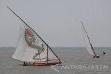 Sejumlah peserta beradu cepat saat mengikuti lomba perahu layar tradisional di kawasan Pantai Kenjeran, Surabaya, Jawa Timur, Sabtu (12/8). Kegiatan yang diikuti oleh 22 peserta tersebut merupakan tradisi bagi para nelayan setempat untuk memeriahkan HUT Ke-72 Kemerdekaan RI. Antara Jatim/Moch Asim/zk/17