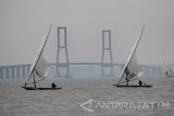 Sejumlah peserta beradu cepat saat mengikuti lomba perahu layar tradisional di kawasan Pantai Kenjeran, Surabaya, Jawa Timur, Sabtu (12/8). Kegiatan yang diikuti oleh 22 peserta tersebut merupakan tradisi bagi para nelayan setempat untuk memeriahkan HUT Ke-72 Kemerdekaan RI. Antara Jatim/Moch Asim/zk/17