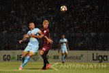 Pesepak bola Persela Lamongan Ivan Carlos (kiri) berebut bola dengan pesepak bola PSM Makassar Hamka Hamzah (kanan) dalam lanjutan Gojek Traveloka Liga 1 di Stadion Surajaya Lamongan, Jawa Timur, Sabtu (12/8). Persela Lamongan dikalahkan PSM Makassar dengan skor 0-1. Antara Jatim/M Risyal Hidayat/zk/17