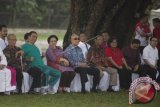 Presiden Joko Widodo (kedua kiri) berbincang dengan Ketua Dewan Pengarah Unit Kerja Presiden Pembinaan Ideologi Pancasila (UKP-PIP) Megawati Soekarnoputri (ketiga kiri) bersama Anggota Dewan UKP-PIP lainnya Syafii Maarif (kiri), Mahfudz MD (keempat kanan), Try Sutrisno (keempat kiri), Wisnu Bawa Tenaya (kedua kanan), dan Kepala UPK-PIP Yudi Latief (kanan) dalam program pendidikan penguatan Pancasila di Istana Bogor, Jawa Barat, Sabtu (12/8). Program yang diikuti 530 mahasiswa dan 110 dosen dari seluruh Indonesia tersebut bertujuan untuk menghidupkan dan menggelorakan kembali Pancasila sebagai laku hidup anak-anak bangsa. ANTARA FOTO/Rosa Panggabean/wdy/2017.