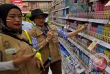 Indra Setia Dewi, Business Development FSC Indonesia saat memberi penjelasan tentang produk kemasan makanan dan minuman bersertifikat FSC di supermarket. Program FSC Corner kerjasama dengan Tetra Pak Indonesia merupakan bagian dari rangkaian program edukasi konsumen yang bertemakan #PeduliHutanBerawalDariRumah khusus untuk konsumen supermarket di Indonesia agar konsumen mengenali manfaat memilih produk bersertifikat FSC bagi kelestarian hutan. (Foto Humas FSC Indonesia).