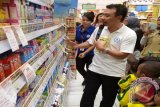 Reza Andreanto,Environment Manager Tetra Pak Indonesia saat memberi penjelasan kepada 120 anak TK Kartika Bogor tentang produk kemasan makanan dan minuman yang ramah lingkungan di Supermarket YOGYA Cimanggu, Bogor, Jawab Barat. Program FSC Corner kerjasama dengan Tetra Pak Indonesia merupakan bagian dari rangkaian program edukasi konsumen yang bertemakan #PeduliHutanBerawalDariRumah khusus untuk konsumen supermarket di Indonesia agar konsumen mengenali manfaat memilih produk bersertifikat FSC bagi kelestarian hutan. (Foto Humas FSC Indonesia).