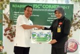 Penyerahan Dropbox atau Tempat sampah ramah lingkungan secara simbolis oleh  Reza Andreanto, Tetra Pak Indonesia Environmet Manager kepada Indriyati Setiawan, Chief Operation YOGYA Cimanggu, Bogor, Jawa Barat. Program FSC Corner kerjasama dengan Tetra Pak Indonesia merupakan bagian dari rangkaian program edukasi konsumen yang bertemakan #PeduliHutanBerawalDariRumah khusus untuk konsumen supermarket di Indonesia agar konsumen mengenali manfaat memilih produk bersertifikat FSC bagi kelestarian hutan. (Foto Humas FSC Indonesia).