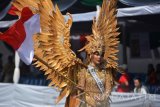 Putri Indonesia 2017 Bunga Jelitha Ibrani mengenakan kostum Garuda Emas saat tampil di Jember Fashion Carnaval (JFC) ke-16 di Jember, Jawa Timur, Minggu (13/8). JFC-16 bertema Victory (Kemenangan) menampilkan delapan defile, yang kostumnya pernah memenangkan kostum terbaik di sejumlah kontes dunia seperti Kostum Borobudur, Kostum Bali, dan Kostum Borneo.
Antara Jatim/Seno/zk/17.