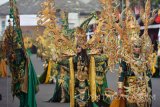 Peserta mengenakan kostum Sriwijaya saat tampil di Jember Fashion Carnaval (JFC) ke-16 di Jember, Jawa Timur, Minggu (13/8). JFC-16 bertema Victory (Kemenangan) menampilkan delapan defile, yang kostumnya pernah memenangkan kostum terbaik di sejumlah kontes dunia, seperti kostum Borobudur, kostum Bali, dan kostum Borneo.
Antara Jatim/Seno/zk/17.