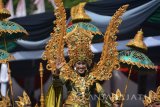 Presiden Jember Fashion Carnaval (JFC) Dynand Fariz mengenakan kostum Sriwijaya saat tampil di JFC ke-16 di Jember, Jawa Timur, Minggu (13/8). JFC-16 bertema Victory (Kemenangan) menampilkan delapan defile, yang kostumnya pernah memenangkan kostum terbaik di sejumlah kontes dunia, seperti kostum Borobudur, kostum Bali, dan kostum Borneo.
Antara Jatim/Seno/17.