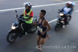 Peserta Kediri Berlari 2017 melintasi rute yang telah ditentukan di Kota Kediri, JawaTimur, Minggu (13/8). Lari marathon menempuh jarak 7 km yang iikuti oleh sedikitnya 1800 peserta tersebut guna memperingati hari jadi ke-1138 Kota Kediri dan HUT ke-72 Republik Indonesia. Antara Jatim/Prasetia Fauzani/zk/17