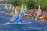 Sejumlah perahu layar bersiap mengikuti perlombaan di Selat Bali, Banyuwangi, Jawa Timur, Minggu (13/8). Lomba perahu layar yang melibatkan nelayan di perairan Selat bali tersebut, sebagai ajang silaturahmi antar nelayan guna memeriahkan HUT ke-72 RI. Antara Jatim/Budi Candra Setya/zk/17.