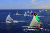 Sejumlah perahu layar beradu kecepatan pada perlombaan di Selat Bali, Banyuwangi, Jawa Timur, Minggu (13/8). Lomba perahu layar yang melibatkan nelayan di perairan Selat bali tersebut, sebagai ajang silaturahmi antar nelayan guna memeriahkan HUT ke-72 RI. Antara jatim/Budi Candra Setya/zk/17.