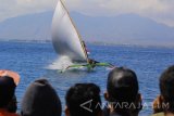 Peserta lomba memacu kecepatan perahu layar pada perlombaan di Selat Bali, Banyuwangi, Jawa Timur, Minggu (13/8). Lomba perahu layar yang melibatkan nelayan di perairan Selat bali tersebut, sebagai ajang silaturahmi antar nelayan guna memeriahkan HUT ke-72 RI. Antara jatim/Budi Candra Setya/zk/17.