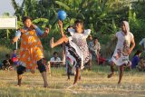 Sejumlah warga bermain sepak bola dengan memakai daster di Kampoeng Dolanan, Kenjeran, Surabaya, Jawa Timur, Minggu (13/8). Lomba sepak bola dengan memakai gaun longgar tersebut dalam rangka memeriahkan HUT Ke-72 Kemerdekaan RI. Antara Jatim/Moch Asim/zk/17