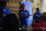 Caretaker  Vice President East Region PT XL Axiata Mochamad Imam Mualim (tengah) menyampaikan keterangan pers pada saat media gathering di sebuah kafe di Madiun, Jawa Timur, Sabtu (12/8). Menurut Imam Mualim di Jawa Timur XL Axiata sudah menyediakan sekitar 1.900 BTS 4G LTE (Fourth Generation Long Term Evolution) dengan jumlah pelanggan sebanyak 6,3 juta pelanggan, dan ditargetkan bertambah menjadi 2.200 BTS 4G LTE pada akhir 2017. Antara Jatim/Siswowidodo/zk/17