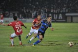 Pesepak bola Madura United (MU) Slamet Nurcahyo (kanan) dan pesepak bola Bali United (BU) Dias Angga Putra (kiri) serta AA Nugraha Wahyu T (tengah) berusaha mengejar bola dalam lanjutan laga Gojek Traveloka Liga 1 di Stadion I Wayan Dipta, Gianyar, Bali, Minggu (13/8). Bali United menang dengan skor 5-2 atas Madura United. ANTARA FOTO/Saiful Bahri/kye/17