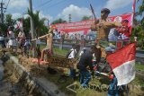 Sejumlah siswa membuat patung bernuansa perjuangan kemerdekaan di SMKN 8 Jember, Jawa Timur, Senin (14/8). Patung yang terbuat dari berbagai bahan limbah itu guna menyemarakkan HUT ke-72 Kemerdekaan Indonesia. Antara Jatim/Seno/zk/17.