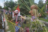 Sejumlah siswa membuat patung bernuansa perjuangan kemerdekaan di SMKN 8 Jember, Jawa Timur, Senin (14/8). Patung yang terbuat dari berbagai bahan limbah itu guna menyemarakkan HUT ke-72 Kemerdekaan Indonesia. Antara Jatim/Seno/zk/17.
