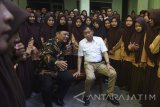 Menteri ESDM Ignasius Jonan (kanan) didampingi Bupati Sidoarjo Saiful llah (kiri) berdialog dengan para santriwati saat berkunjung ke Pondok Pesantren Manba'ul Hikam, Sidoarjo, Jawa Timur, Minggu (13/8). Dalam kunjungan tersebut Ignasius Jonan bercerita tentang gas bumi serta tujuannya datang ke Sidoarjo. Antara Jatim/Zabur Karuru/17