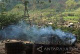 Seorang penambang menuangkan minyak mentah untuk disuling di penambangan minyak tradisional di Kecamatan Kedewan Bojonegoro, Jawa Timur, Minggu (13/8). Kawasan penambangan tradisional peninggalan Belanda yang dibuka menjadi objek wisata sejak setahun lalu, tidak hanya menarik wisatawan domestik (wisdom), tetapi juga wisatawan manca negara (wisman). Antara Jatim/Aguk Sudarmojo/zk/17.