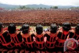 Ribuan penari tampil pada pagelaran tari tradisional Saman massal di stadion Seribu Bukit, Blang Kejeren, Gayo Lues, Aceh, Minggu (13/8/2017). Pagelaran Tari Saman telah ditetapkan UNESCO sebagai warisan budaya dunia tak benda itu diikuti 12.262 peserta dari berbagai komponen masyarakat termasuk PNS, aparat TNI/Polri. (ANTARA FOTO/Irwansyah Putra)