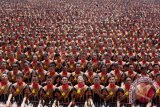 Ribuan penari tampil pada pagelaran tari tradisional Saman massal di stadion Seribu Bukit, Blang Kejeren, Gayo Lues, Aceh, Minggu (13/8/2017). Pagelaran Tari Saman telah ditetapkan UNESCO sebagai warisan budaya dunia tak benda itu diikuti 12.262 peserta dari berbagai komponen masyarakat termasuk PNS, aparat TNI/Polri. (ANTARA FOTO/Irwansyah Putra)