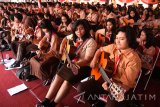 Sejumlah anggota Pramuka memainkan gitar bersama dalam melantunkan lagu Nasional disela Apel Besar Peringatan Hari Pramuka ke-56 di Gedung Negara Grahadi Surabaya, Jawa Timur, Senin (14/8). Sebanyak 320 anggota dari Kwartir cabang Pramuka se-Jawa Timur tersebut membawakan lima lagu. Antara Jatim/M Risyal Hidayat/zk/17