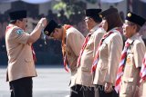 Gubernur Jawa Timur sekaligus Majelis Pembimbing Daerah Pramuka Jawa Timur Soekarwo (kiri) menyematkan penghargaan Lencana Satya Wira Madya kepada Wakil Gubernur Jawa Timur yang juga KaKwarda Pramuka Jawa Timur Saifullah Yusuf (kedua kiri) disela Apel Besar Peringatan Hari Pramuka ke-56 di Gedung Negara Grahadi Surabaya, Jawa Timur, Senin (14/8). Peringatan Hari Pramuka ke-56 diikuti 1.500 peserta gabungan dari gugus depan di Surabaya serta dari Kwartir cabang Pramuka se-Jawa Timur. Antara Jatim/M Risyal Hidayat/zk/17