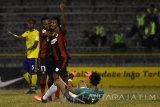 Pesepak bola Persipura Jayapura Yohanes Ferinando Pahabol (kedua kiri) meluapkan kegembiraan dengan rekannya usai mencetak gol kegawang Persegres Gresik United dalam lanjutan Gojek Treaveloka Liga 1 di Stadion Petrokimia Gresik, Jawa Timur, Senin (14/8). Persegres Gresik United dikalahkan oleh Persipura Jayapura dengan skor 0-4. Antara Jatim/M Risyal Hidayat/zk/17