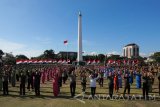 Ratusan anggota Kepolisian, TNI, Kejaksaan, dan jajaran Pemkot Surabaya mengikuti senam Maumere bersama, di Tugu Pahlawan, Surabaya, Jawa Timur, Minggu (13/8). Kegiatan tersebut bertujuan untuk mempererat kebersamaan antarinstansi. Antara Jatim/Didik Suhartono/zk/17