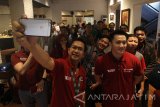 General Manager ICT Operation Telkomsel Regional Jawa Timur Awal Rachman (tengah) dan CEO Qlapa.com Benny Fajarai (kanan) berswafoto dengan para peserta Kompetisi The NextDev 2017 di Surabaya, Jawa Timur, Selasa (15/8). Kompetisi The NextDev 2017 yang mengusung tema Karya Anak Bangsa untuk Solusi Indonesia tersebut bertujuan untuk mendorong generasi muda dalam menciptakan aplikasi digital yang mampu mengatasi berbagai permasalahan di masyarakat. Antara Jatim/Moch Asim/zk/17