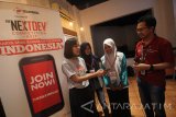 General Manager ICT Operation Telkomsel Regional Jawa Timur Awal Rachman (kanan) berbincang dengan peserta Kompetisi The NextDev 2017 di Surabaya, Jawa Timur, Selasa (15/8). Kompetisi The NextDev 2017 yang mengusung tema Karya Anak Bangsa untuk Solusi Indonesia tersebut bertujuan untuk mendorong generasi muda dalam menciptakan aplikasi digital yang mampu mengatasi berbagai permasalahan di masyarakat. Antara Jatim/Moch Asim/zk/17