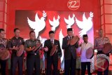Wali Nanggroe Aceh yang juga mantan Perdana Menteri Gerakan Aceh Merdeka (GAM) Malik Mahmud (tengah) bersama Wakil Gubernur Aceh Nova Iriansyah (ketiga kanan), Ketua DPR Aceh Tgk Muharuddin (kedua kanan), Pangdam Iskandar Muda Mayjen TNI Moch. Fachrudin (ketiga kiri), Kapolda Aceh Irjen Pol Rio S Djambak (kanan) dan pejabat Forum Komunikasi Pimpinan Daerah (Forkopimda) menabuh rebana saat peringatan 12 Tahun Damai Aceh di Banda Aceh, Aceh, Selasa (15/8/2017). Peringatan 12 Tahun Damai Aceh yang dilaksanakan secara sederhana itu mengangkat tema Merawat Damai, Menuju Aceh Hebat Bersama Negara Kesatuan Republik Indonesia. (ANTARA FOTO/Ampelsa)
