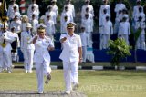 Komandan Sekolah Tinggi Teknologi Angkatan Laut (STTAL) yang baru Kolonel Laut (E) Avando Bastari (kanan) didampingi pejabat lama Laksamana Pertama TNI Siswo HS (kiri) disela-sela serah terima jabatan (sertijab) di Komplek STTAL Surabaya, Jawa Timur, Selasa (15). Wakasal Laksamana Madya TNI Achmad Taufiqoerrochman,resmi melantik Kolonel Laut (E) Avando Bastari menggantikan Laksamana Pertama TNI Siswo HS yang selanjutnya akan menjabat sebagai Dekan Fakultas Pertahanan di Universitas Pertahanan Indonesia. Antara Jatim/M Risyal Hidayat/zk/17