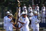 Wakasal Laksamana Madya TNI Achmad Taufiqoerrochman (kiri) menyerahkan patakan Dharma Vidya Adhiguna pada Komandan Sekolah Tinggi Teknologi Angkatan Laut (STTAL) yang baru Kolonel Laut (E) Avando Bastari (kanan) disela-sela serah terima jabatan (sertijab) di Komplek STTAL Surabaya, Jawa Timur, Selasa (15). Kolonel Laut (E) Avando Bastari resmi menggantikan Laksamana Pertama TNI Siswo HS yang selanjutnya akan menjabat sebagai Dekan Fakultas Pertahanan di Universitas Pertahanan Indonesia. Antara Jatim/M Risyal Hidayat/zk/17