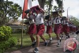 Sejumlah siswa berlari ke tempat aman saat simulasi gempa bumi dan tsunami di SDN 2 Tanjung Benoa, Badung, Bali, Selasa (15/8). Simulasi yang melibatkan sekitar 400 siswa sekolah dasar, masyarakat dan karyawan hotel tersebut merupakan proyek tanggap bencana oleh badan PBB yaitu UNDP di 18 negara di Asia Pasifik termasuk beberapa daerah di Indonesia. Antara Bali/Nyoman Budhiana/nym/2017.