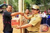 Wakil Bupati Balangan, H Syaifullah menyerahkan bantuan kepada panitia Kegiatan Jambore Panjat Tebing Banua Sehati 2017 se-Kalimantan Selatan, di Gunung Batu Raya, Desa Ajung, Kecamatan Tebing Tinggi, Kabupaten Balangan, Selasa (15/8).

Gelaran dalam rangka memperingati HUT ke 72 Republik Indonesia tersebut, merupakan kerjasama Kelompok Sadar Wisata (Pokdarwis) Balangan bekerjasama dengan Federasi Panjat Tebing Indonesia (FPTI) setempat dengan intansi pemerintah Kabupaten Balangan, serta masyarakat sekitar, 16-17 Agustus 2017. Foto: (Antaranews Kalsel/Roly Supriadi).