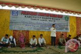 Bupati Barito Kuala, Kalimantan Selatan H. Hasanuddin Murad secara resmi melepas calon jamaah haji tahun 2017 asal Bumi Ije Jela, di Komplek Kubah Datuk Abdussamad Marabahan, Selasa (15/8). Foto:Antaranews Kalsel/Arianto/G.