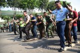Sejumlah Perwira menengah TNI dan Polri memacu kecepatan mengikuti lomba balap terompa disela-sela silaturahmi Forum Pimpinan Daerah (Forpimda) Surabaya di Makorem Bhaskara Jaya, Surabaya, Jawa Timur, Rabu (16/8). Dalam silaturahmi dengan bertemakan 