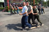 Sejumlah anggota TNI dan Polri memacu kecepatan mengikuti lomba balap terompa disela-sela silaturahmi Forum Pimpinan Daerah (Forpimda) Surabaya di Makorem Bhaskara Jaya, Surabaya, Jawa Timur, Rabu (16/8). Dalam silaturahmi dengan bertemakan 