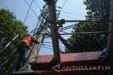 Pekerja memasang instalasi listrik di tiang listrik di Sidoarjo, Jawa Timur, Selasa (15/8). PT Perusahaan Listrik Negara (PLN) mencatat pertumbuhan penjualan listrik mengalami kenaikan volume penjualan sebesar 108,4 Terra Watt hour (TWh) di semester I 2017, naik  1,17% dibanding dengan periode yang sama tahun 2016 yang sebesar 107,2 TWh. Antara Jatim/Umarul Faruq/zk/17