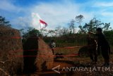 Tim Eksplore Megalith Bondowoso (TEMB) memagari situs megalitikum dengan tali rafia di Desa Glingseran, Wringin, Bondowoso, Jawa Timur, Rabu (16/8). Aksi memagari sekitar 1200 situs megalitikum yang tersebar di Bondowoso agar tidak dirusak dan menjaga nilai sejarahnya.
Antara Jatim/Seno/zk/17. 
